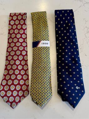 NWT Izod Yellow Silk Floral Necktie with Blue Accent